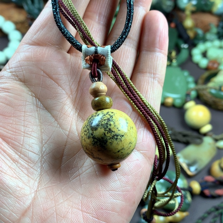 吊坠(赠链)未镶嵌岫岩河磨玉（透闪石质玉）