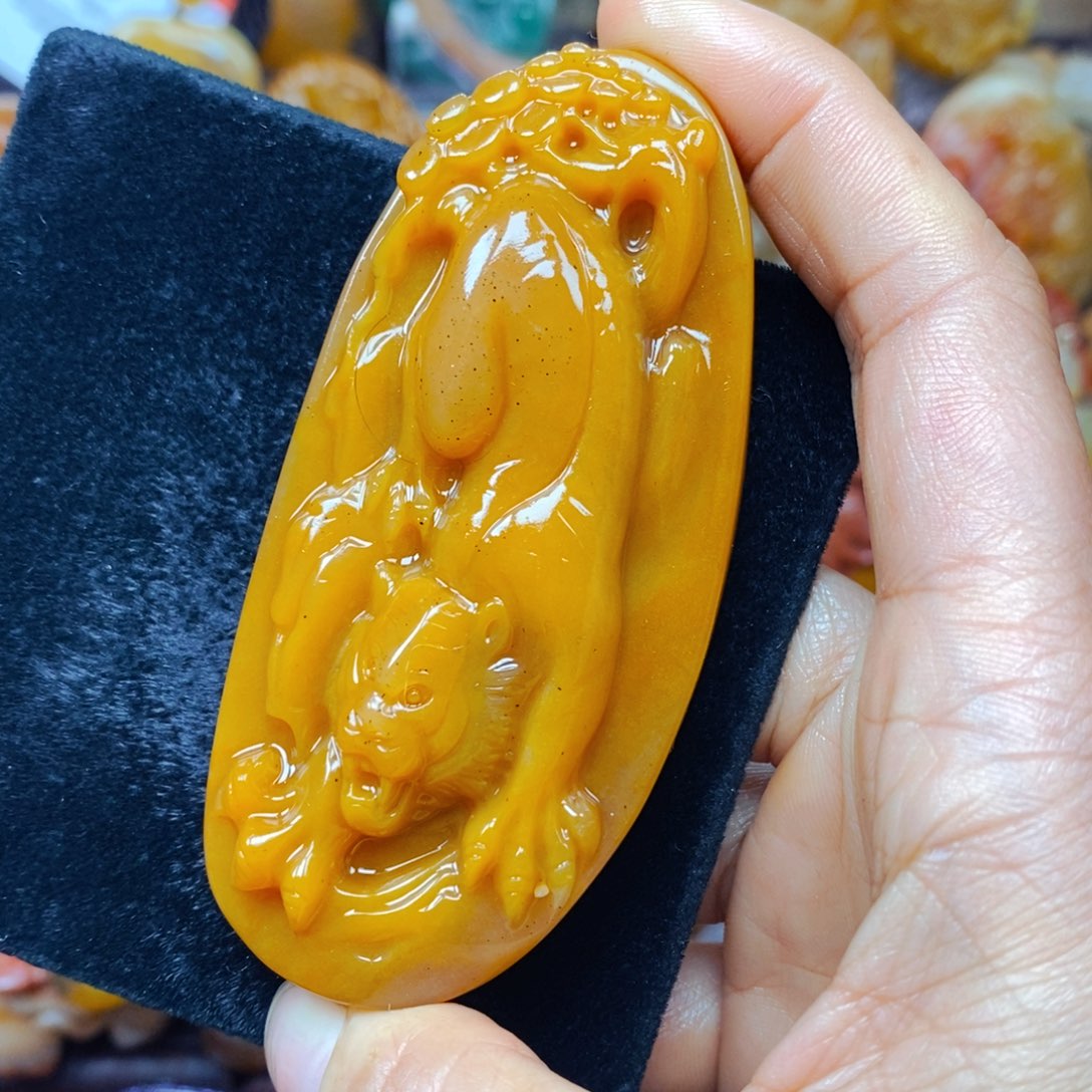 未镶嵌石英质玉（黄龙玉）颈饰