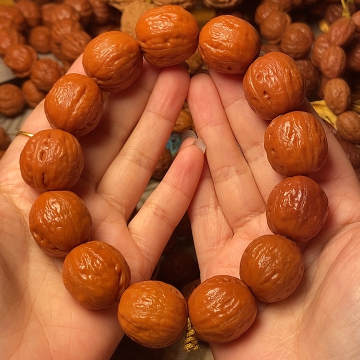 手串文玩核桃小柿子。  微瑕