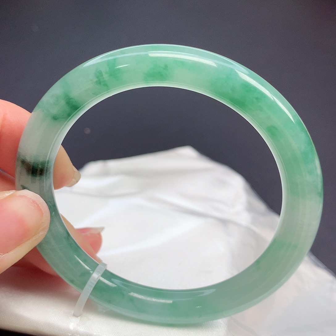 翡翠手镯（圆镯）未镶嵌l n n n n n n n n