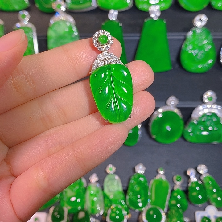 翡翠银S925镶嵌颈饰是