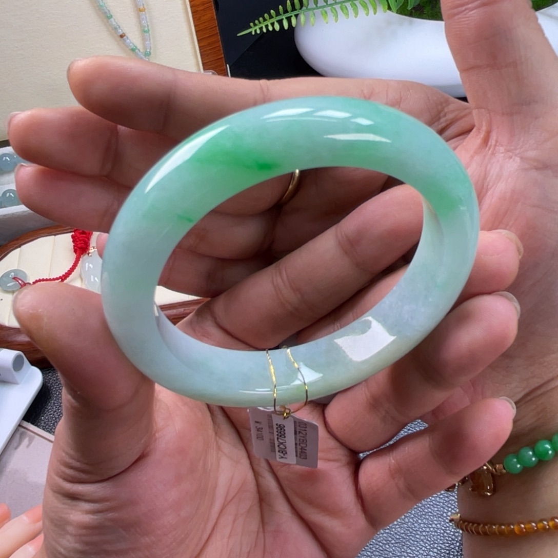 翡翠未镶嵌手镯白底青