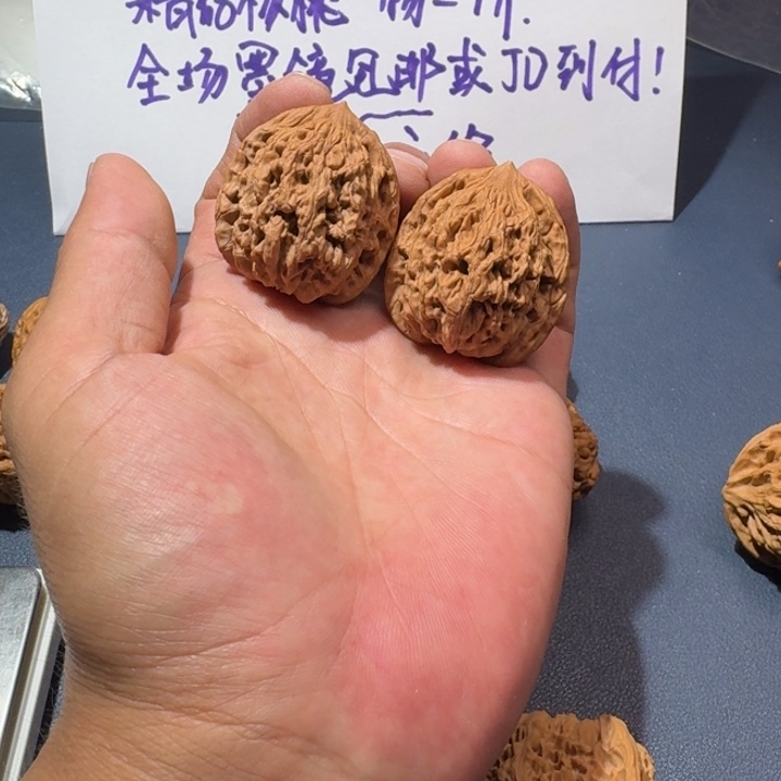 文玩核桃吊坠虎头
