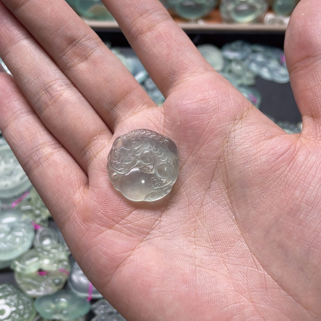 今***少蛇纹石玉未镶嵌颈饰