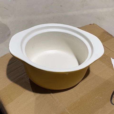 微瑕，明火，口径约17高8小号釉面不均外黄内白