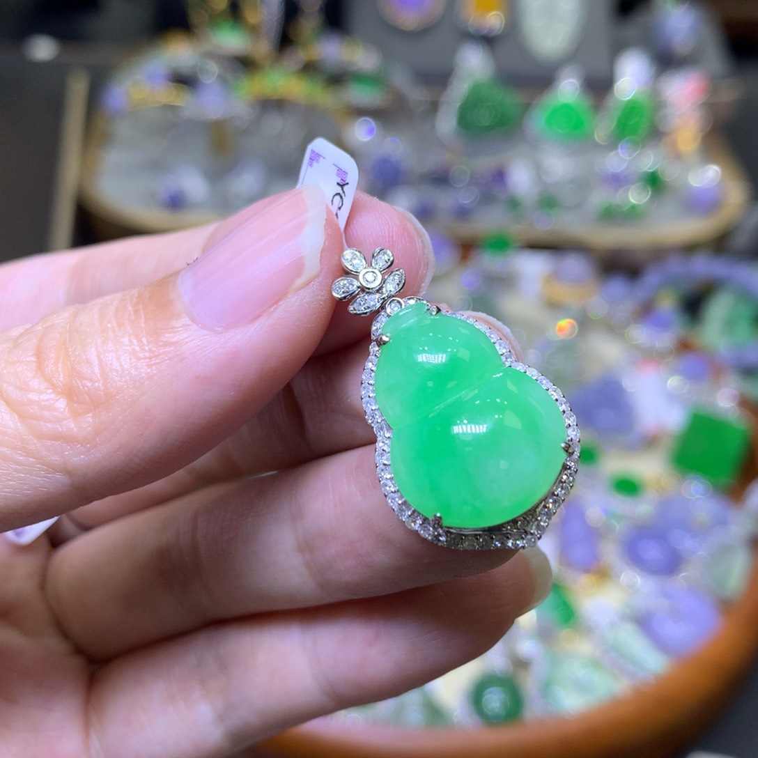 翡翠18K金镶嵌颈饰