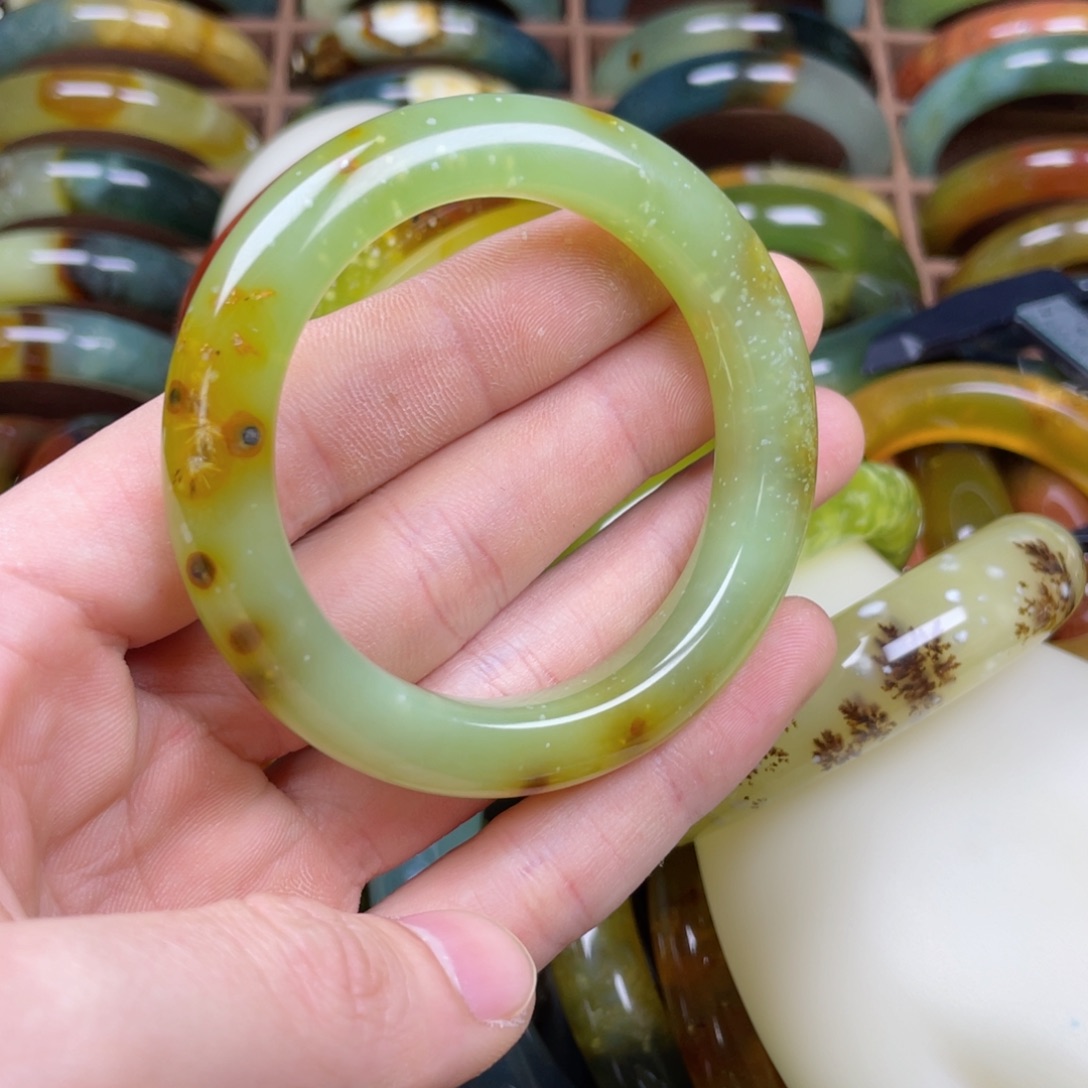 蛇纹石玉未镶嵌手镯