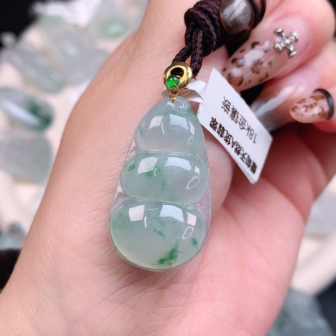 翡翠颈饰18K金镶嵌飘绿豆31.7、18、6.5