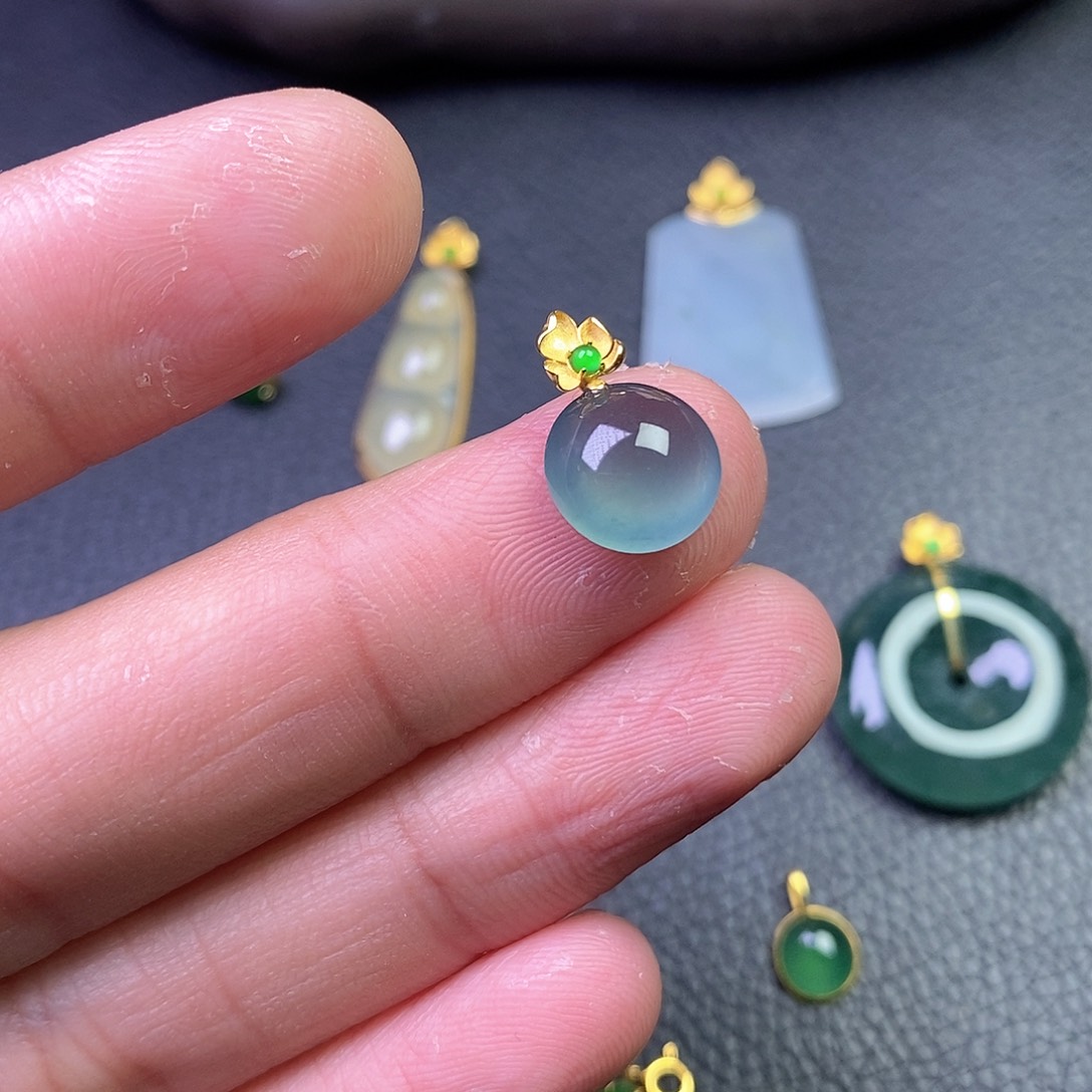 颈饰18K金镶嵌翡翠