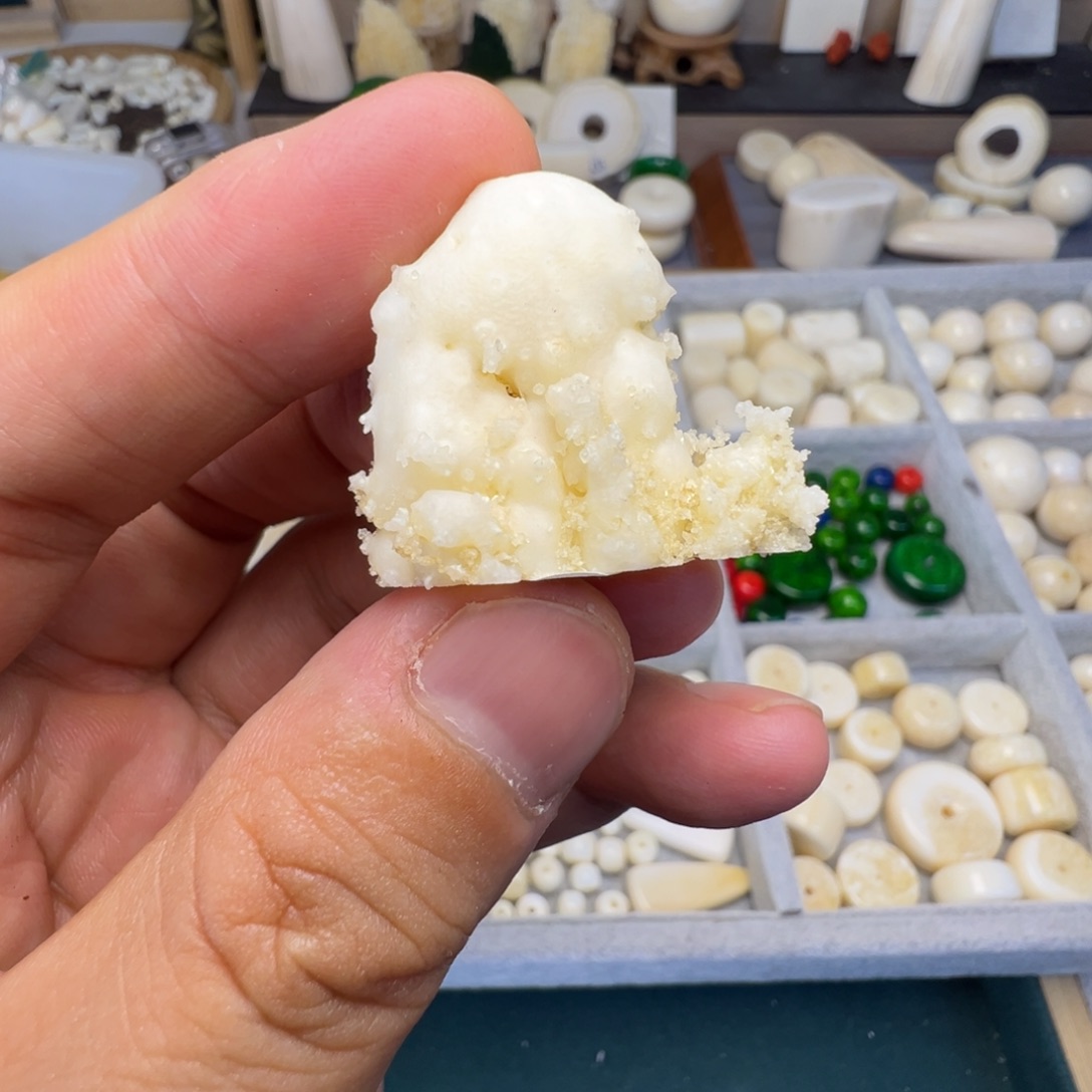 裸石琥珀未镶嵌仙山