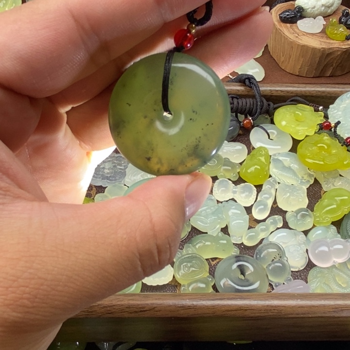 蛇纹石玉未镶嵌颈饰