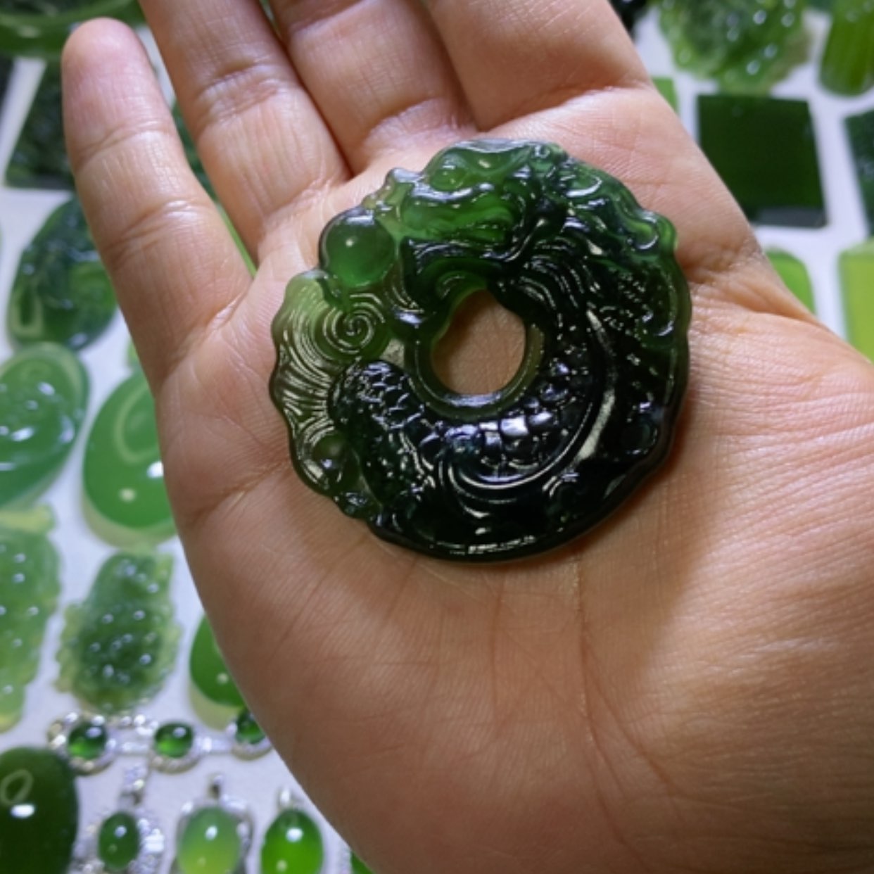 【闪购商品】蛇纹石玉颈饰未镶嵌嗑*