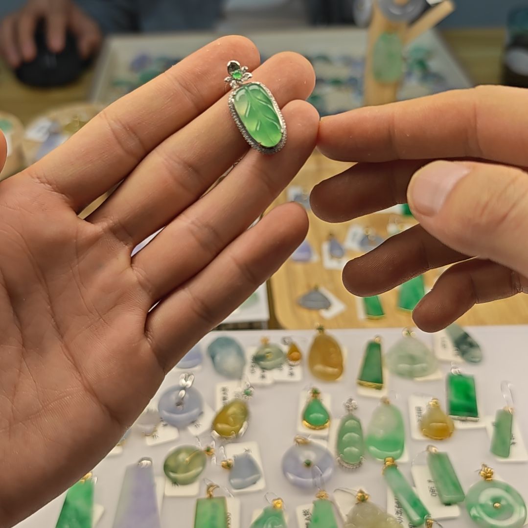 翡翠18K金镶嵌颈饰