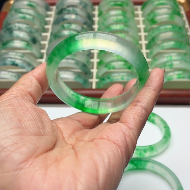 大***声石英质玉未镶嵌手镯