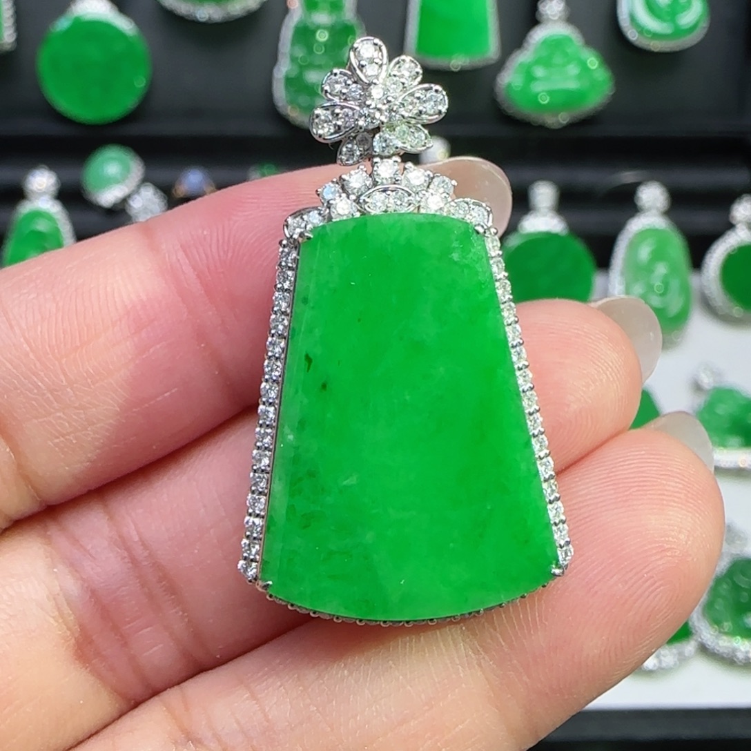 翡翠18K金镶嵌颈饰吊坠