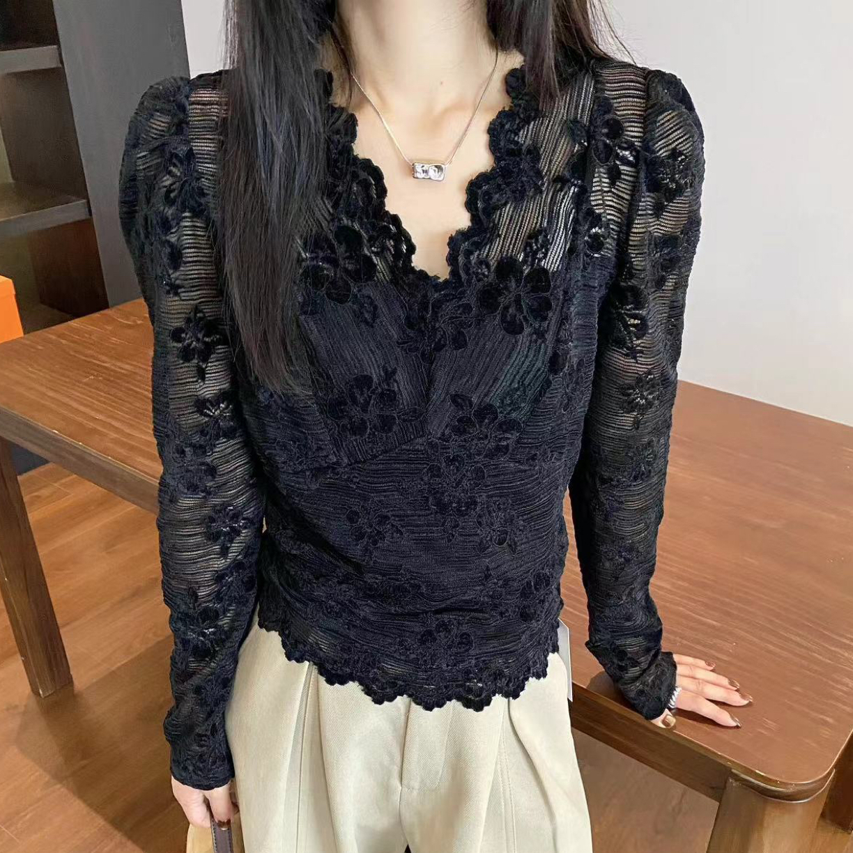 秋冬新款蕾丝V领修身短款内搭打底上衣