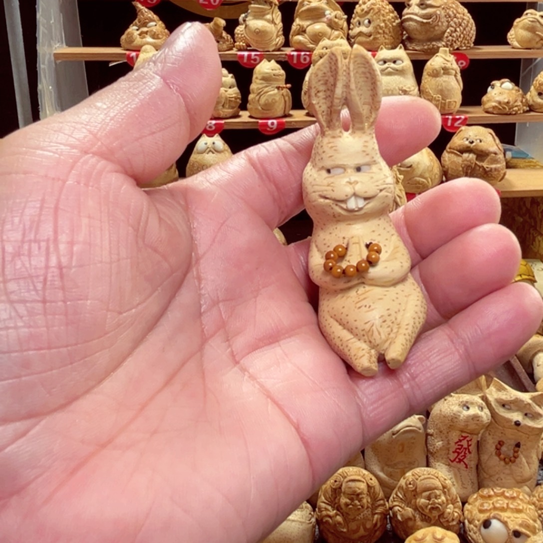 一***茉竹竹根雕兔子手把件