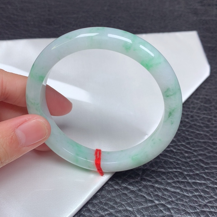 翡翠手镯未镶嵌。