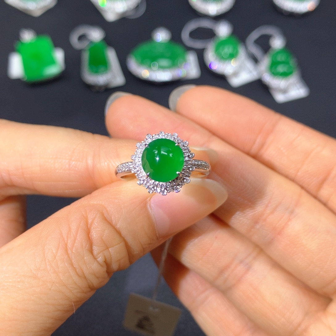 翡翠戒指18K金镶嵌翡翠