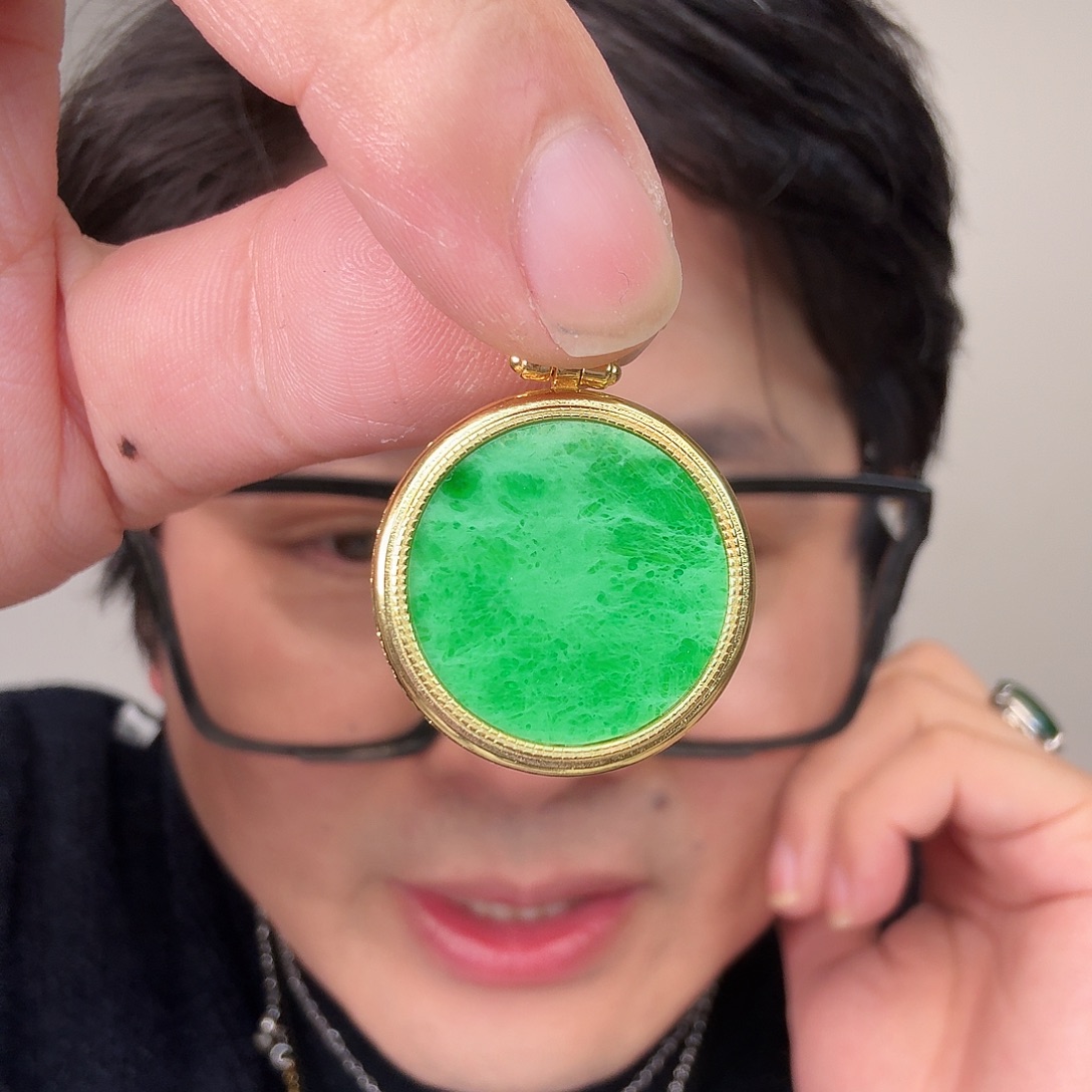 翡翠未镶嵌颈饰一件