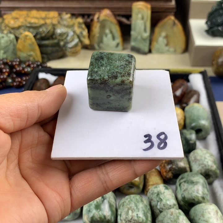 岫岩河磨玉（透闪石质玉）挂件有瑕未镶嵌