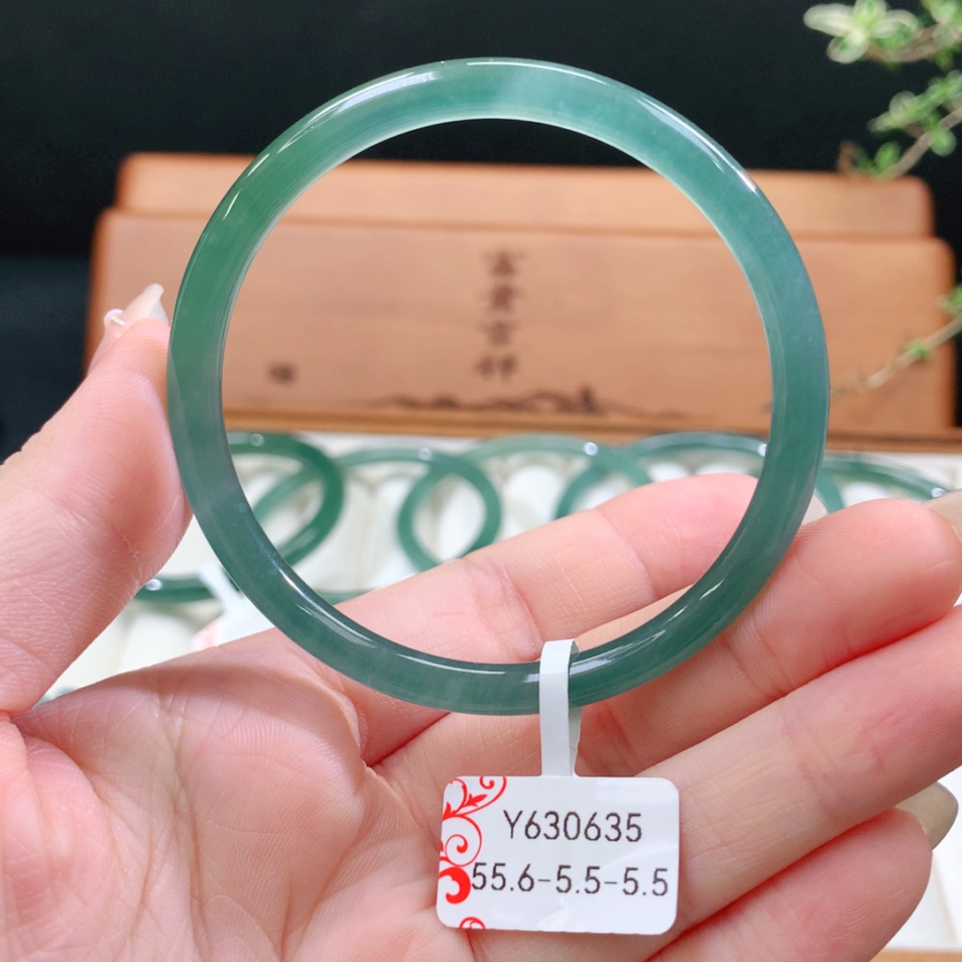 翡翠手镯未镶嵌天然