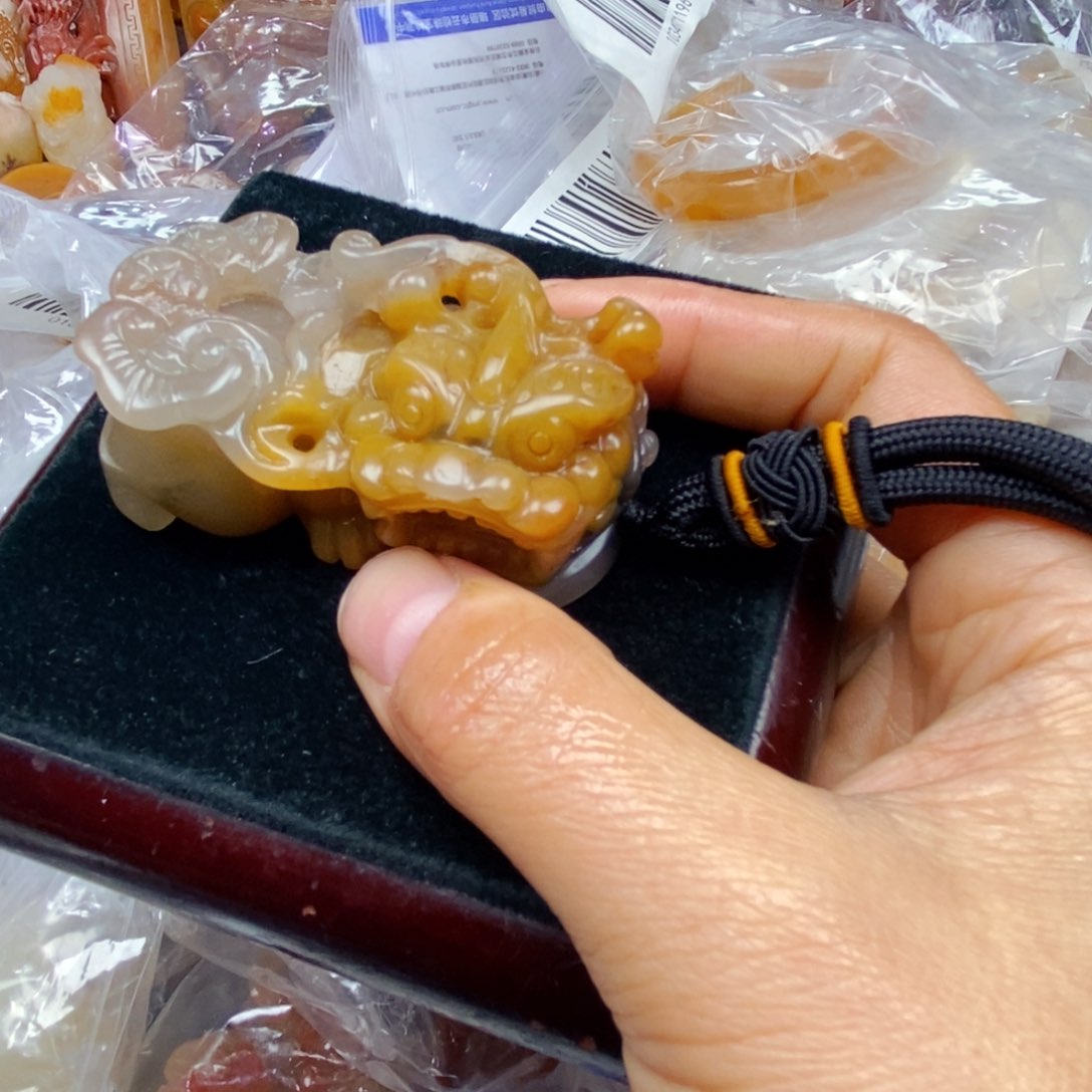 石英质玉（黄龙玉）颈饰未镶嵌