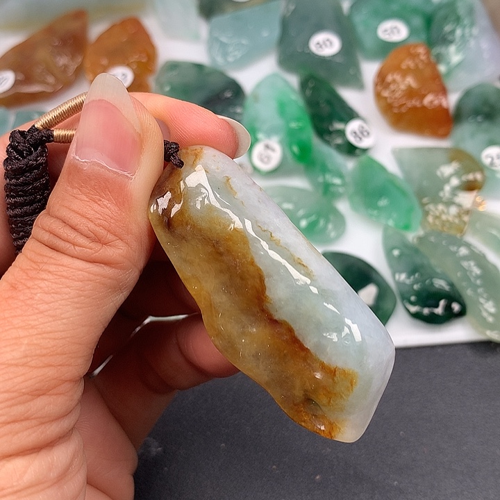 翡翠未镶嵌颈饰随型