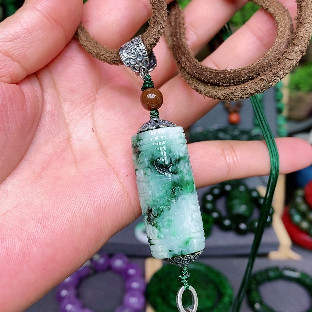 翡翠颈饰未镶嵌漂亮美眉