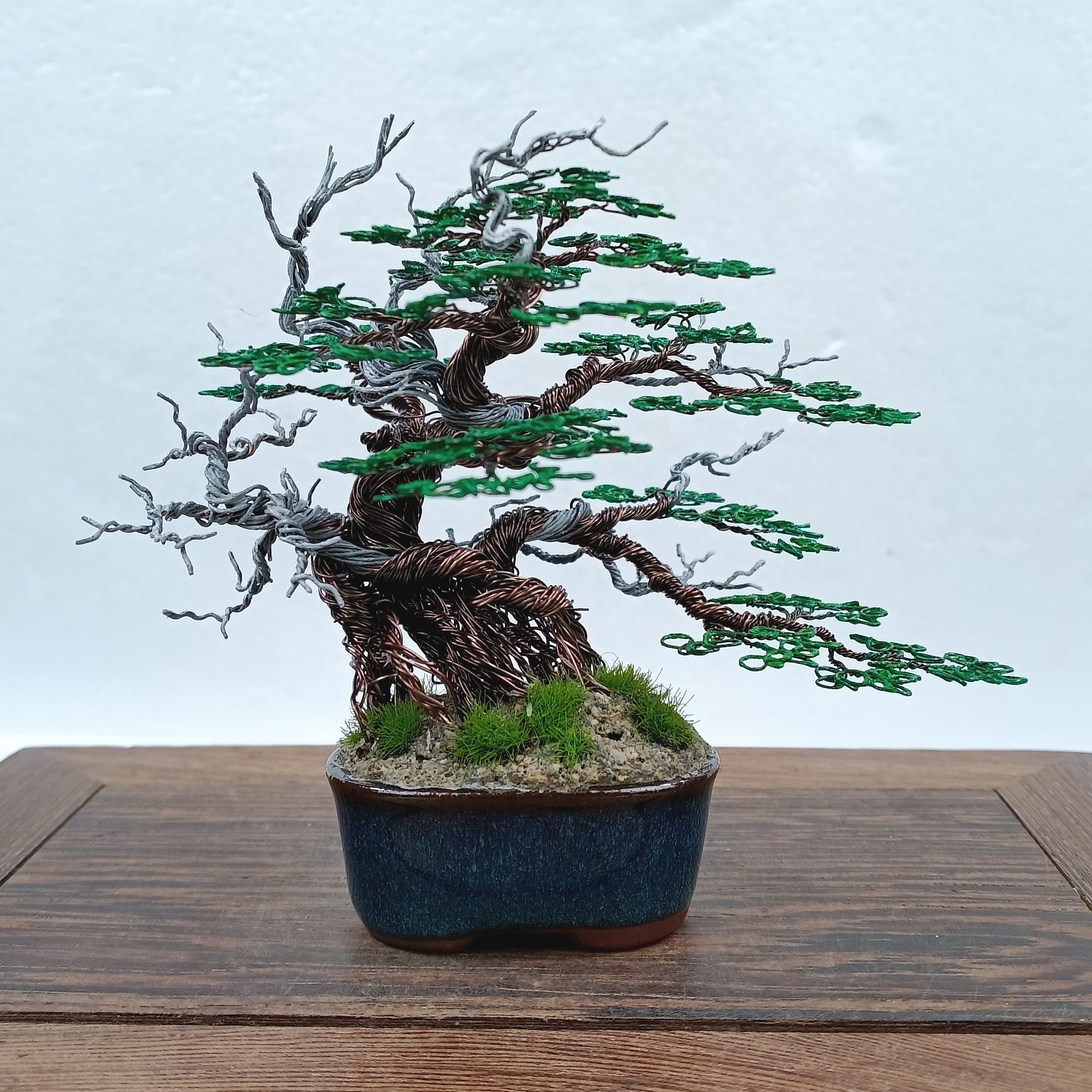 长10厘米，宽9厘米，高9.5厘米，材质树彩色铁丝。