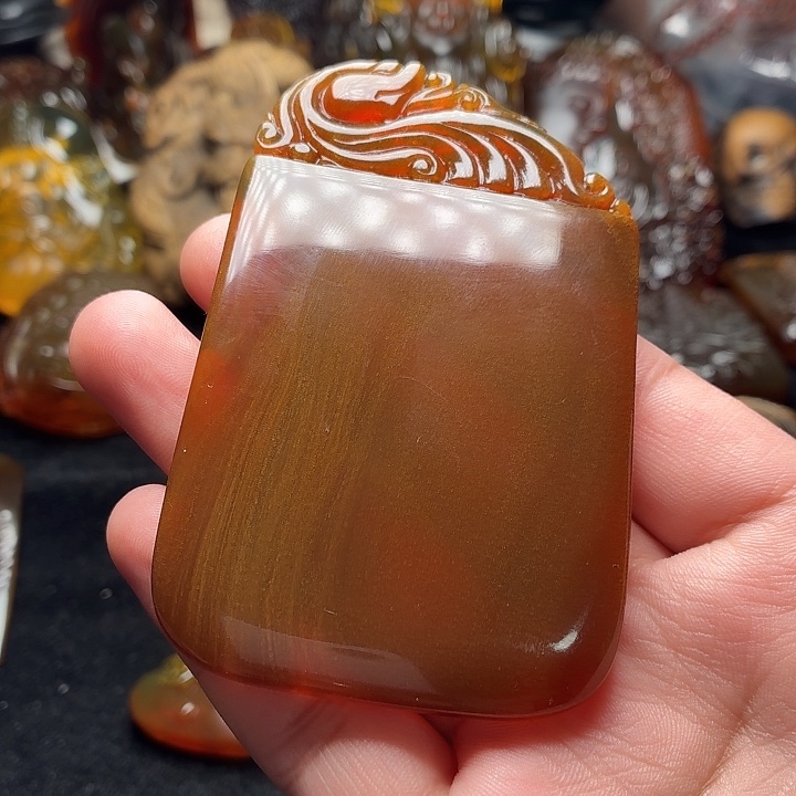 大***猪琥珀未镶嵌颈饰，,