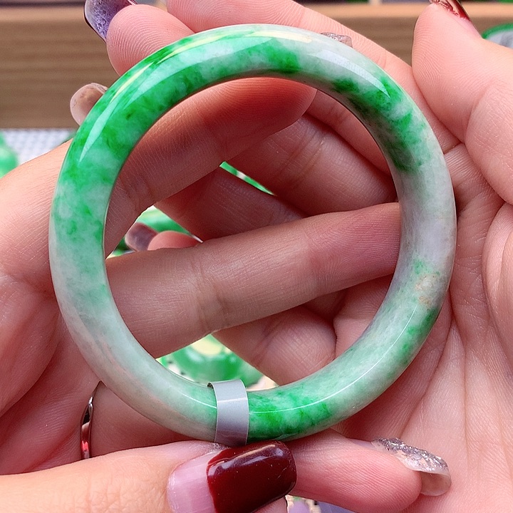 翡翠手镯未镶嵌翡翠