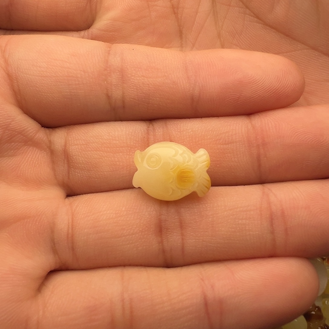浅***浅蜜蜡未镶嵌颈饰小鱼