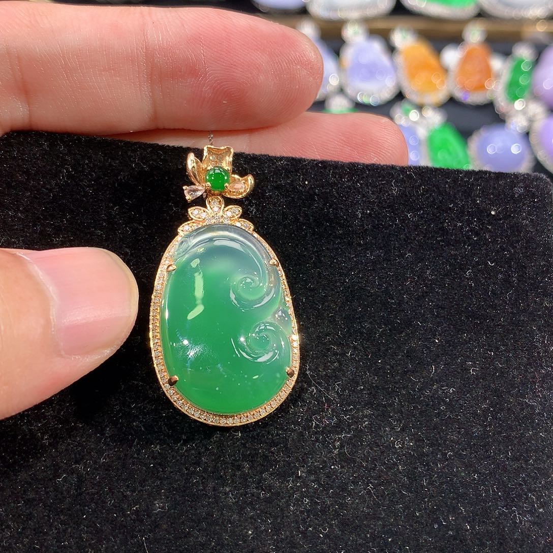 翡翠18K金镶嵌颈饰