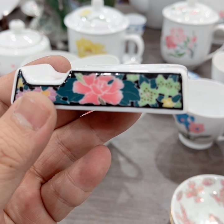 碟釉下五彩的瓷器和瓷器