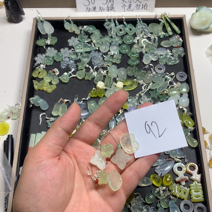 不***醋蛇纹石玉合金耳钉