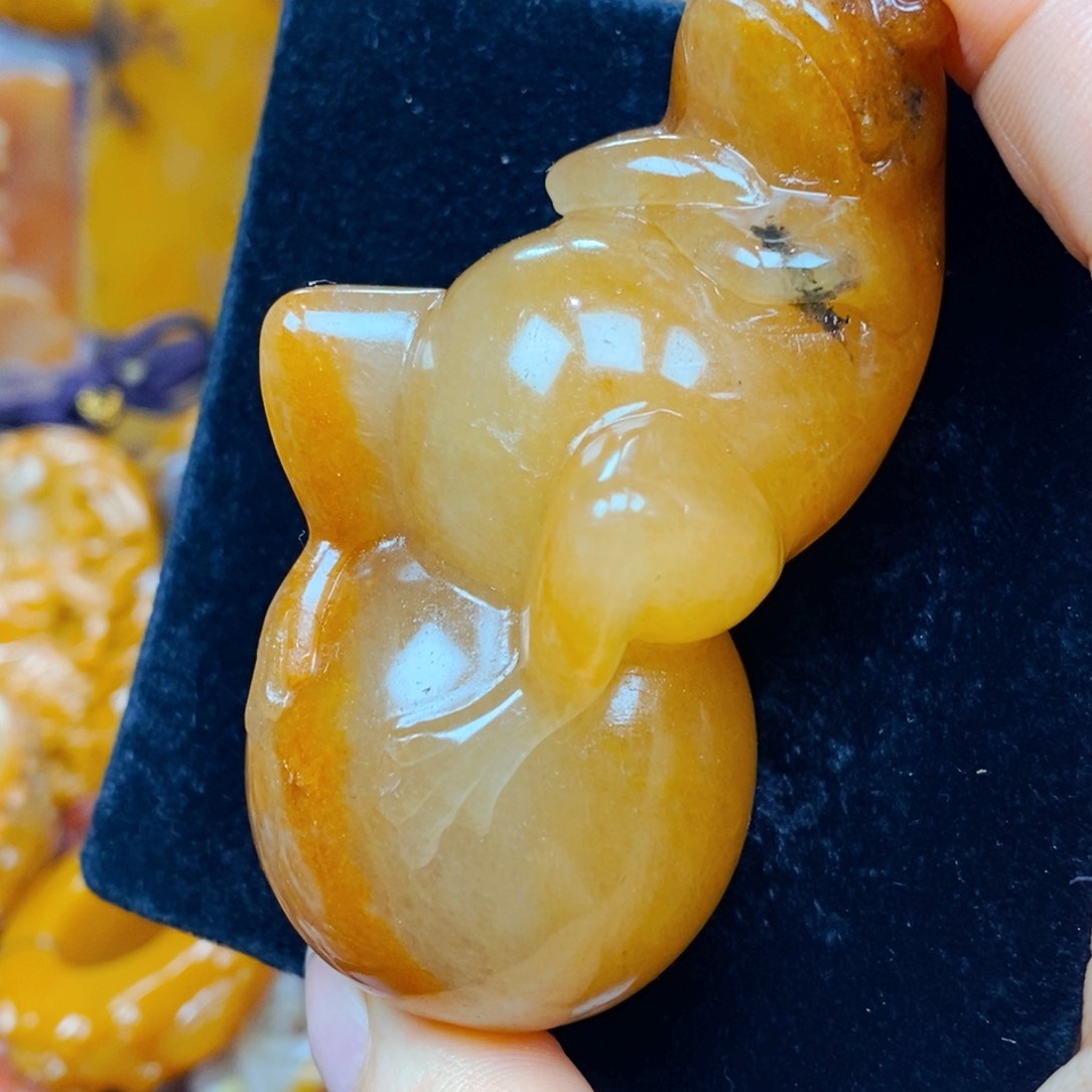未镶嵌石英质玉（黄龙玉）颈饰