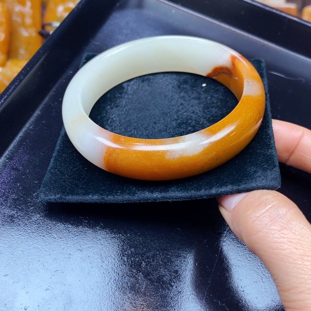 未镶嵌石英质玉（黄龙玉）颈饰