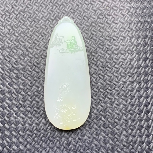 新品和田玉白底带翠三色花开富贵牌子