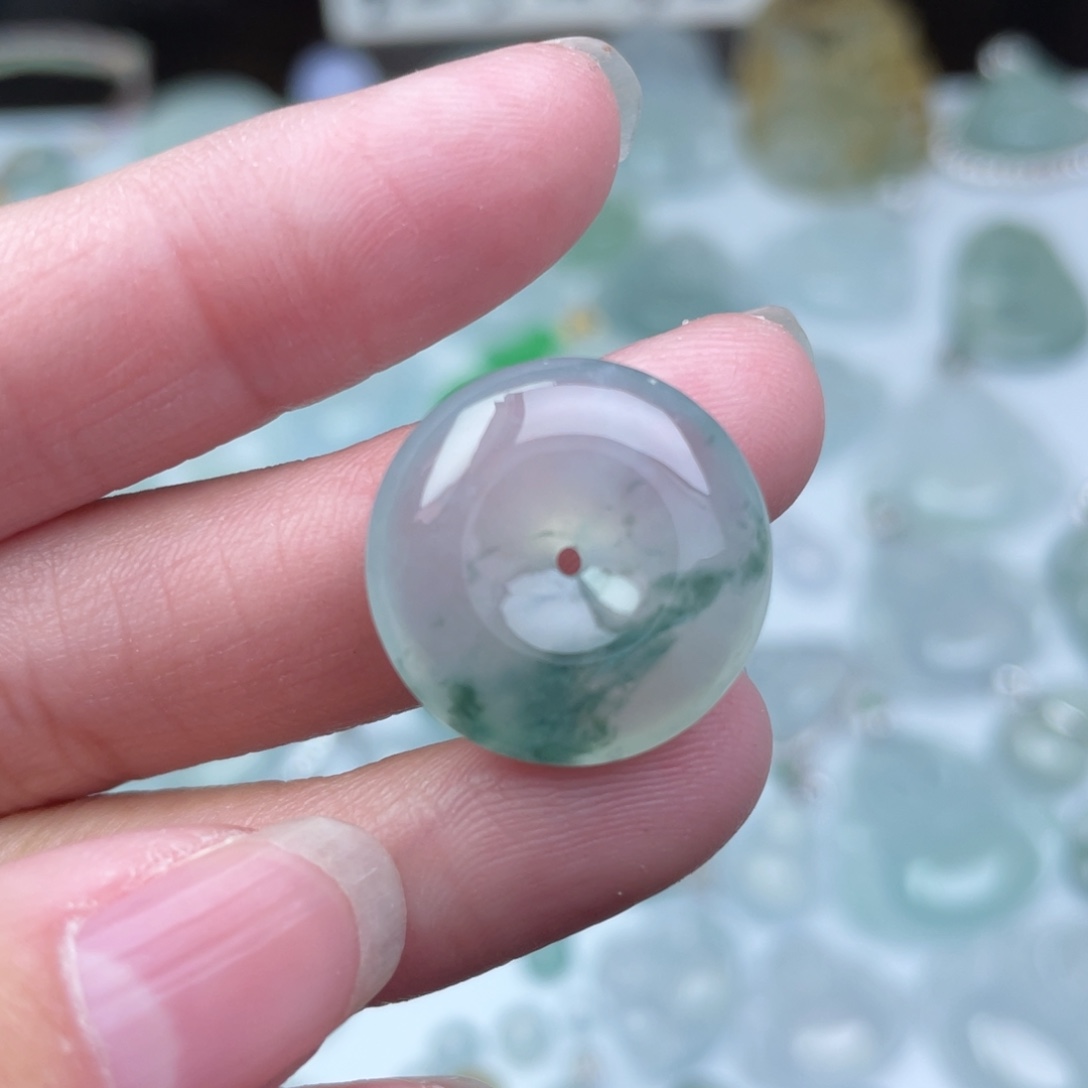 翡翠未镶嵌颈饰平安扣