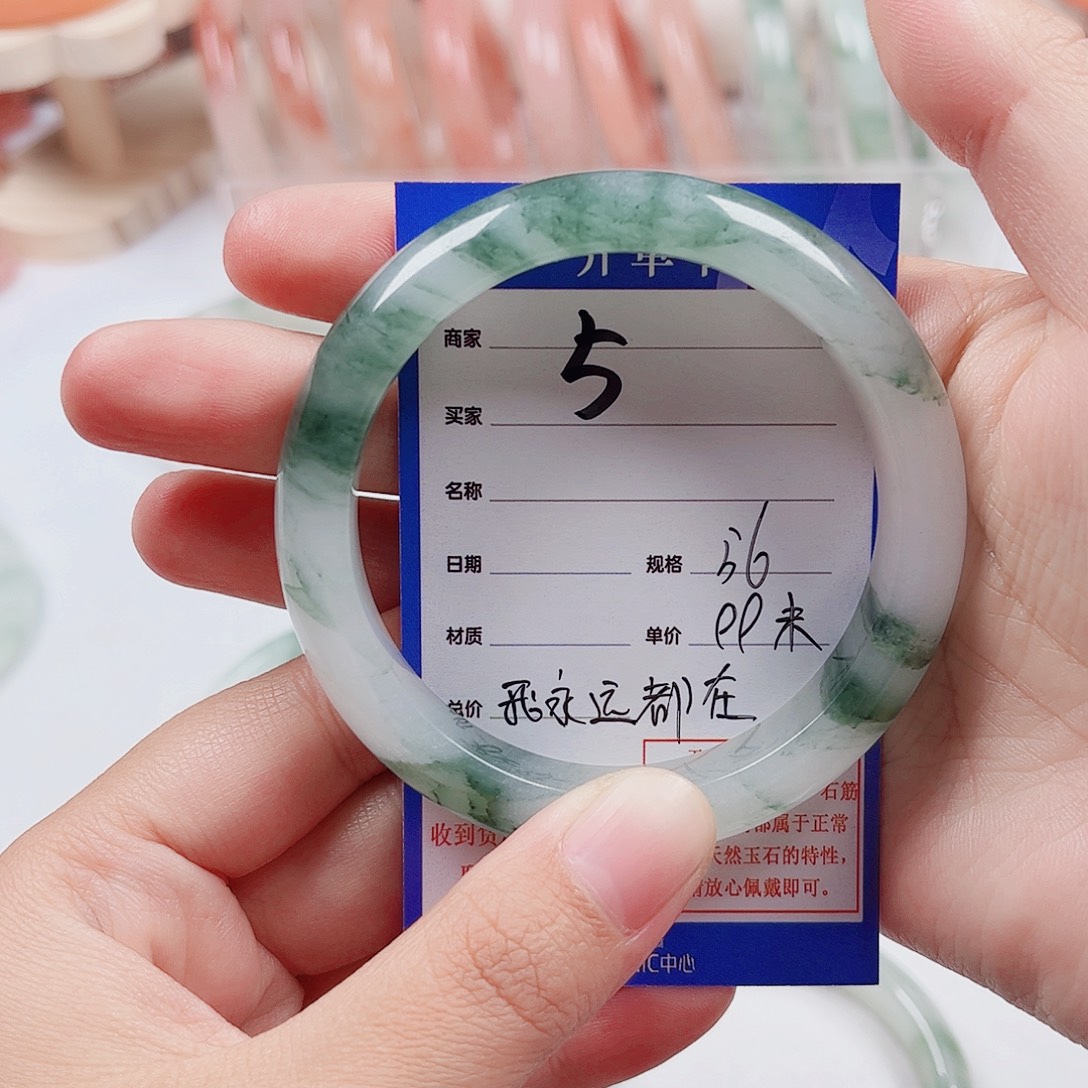 我***在石英质玉未镶嵌手镯