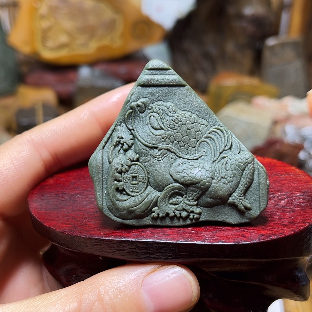 新疆原石雕刻手把件