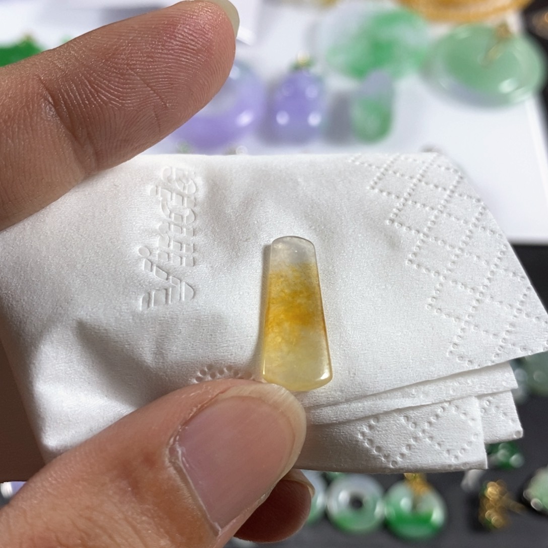 翡翠颈饰未镶嵌氧***?翡翠