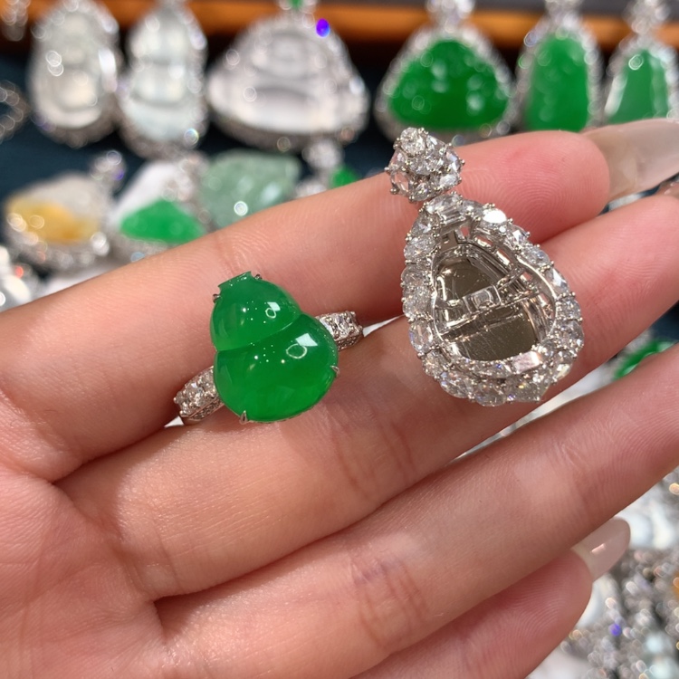 【闪购商品】翡翠颈饰18K金镶嵌葫芦