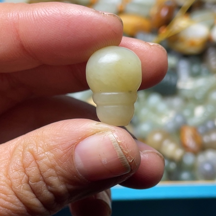 余***后和田玉未镶嵌珠宝半成品