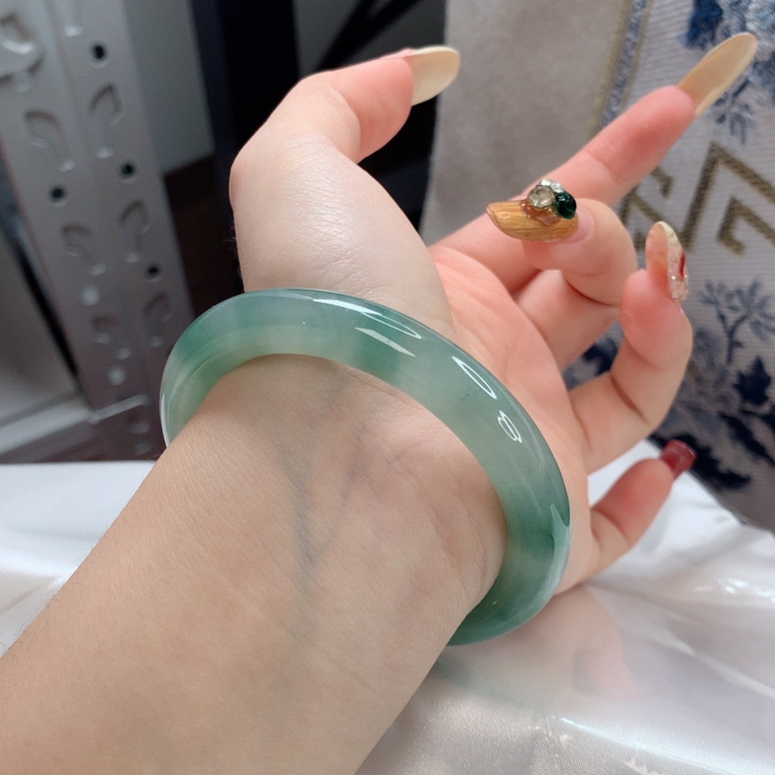 翡翠手镯未镶嵌51绿底飘花正圆～