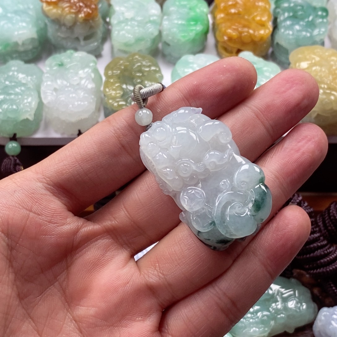 翡翠未镶嵌颈饰貔貅