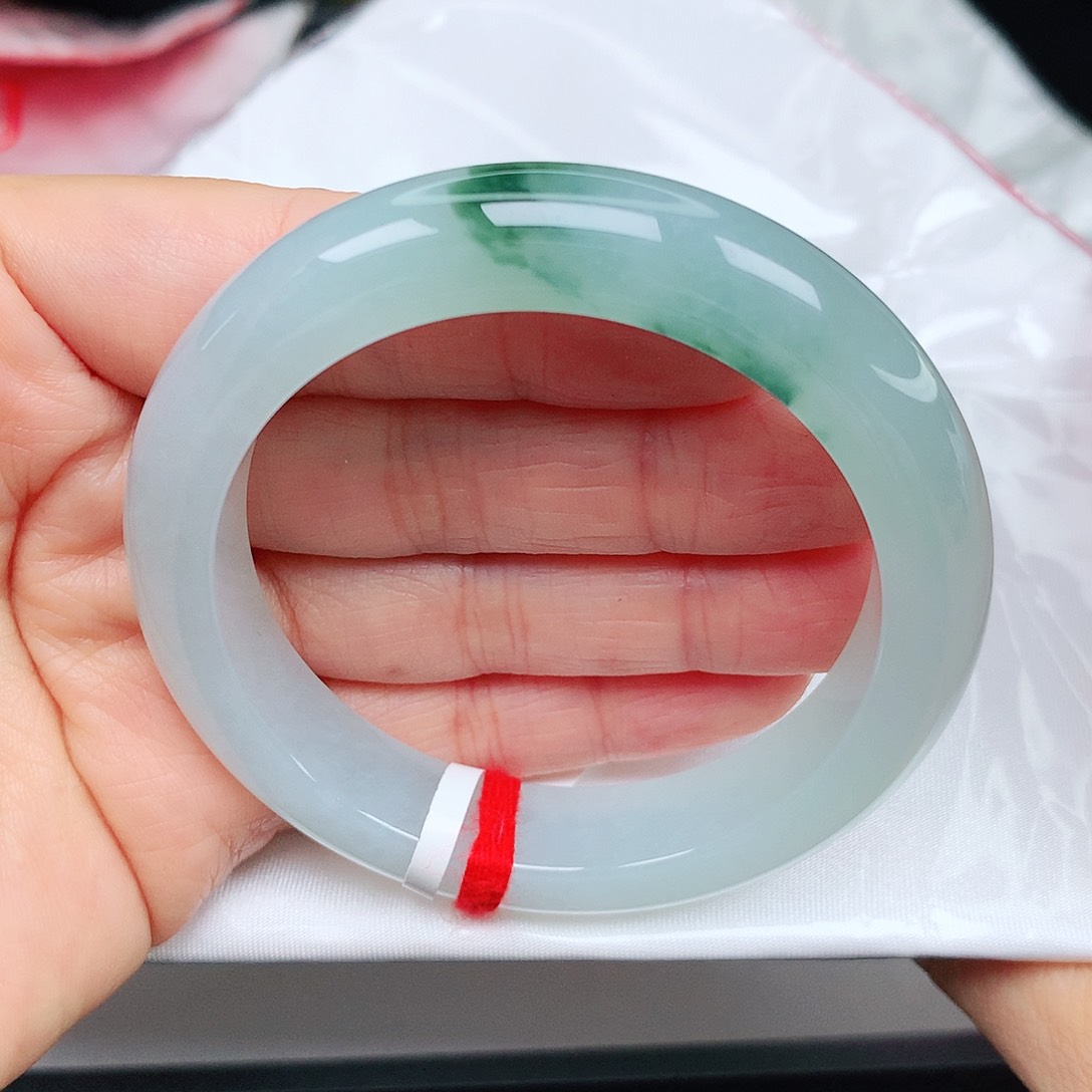 翡翠手镯未镶嵌冰飘花
