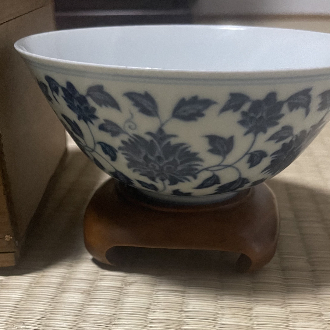 一件器型挺拔画面精美的瓷碗