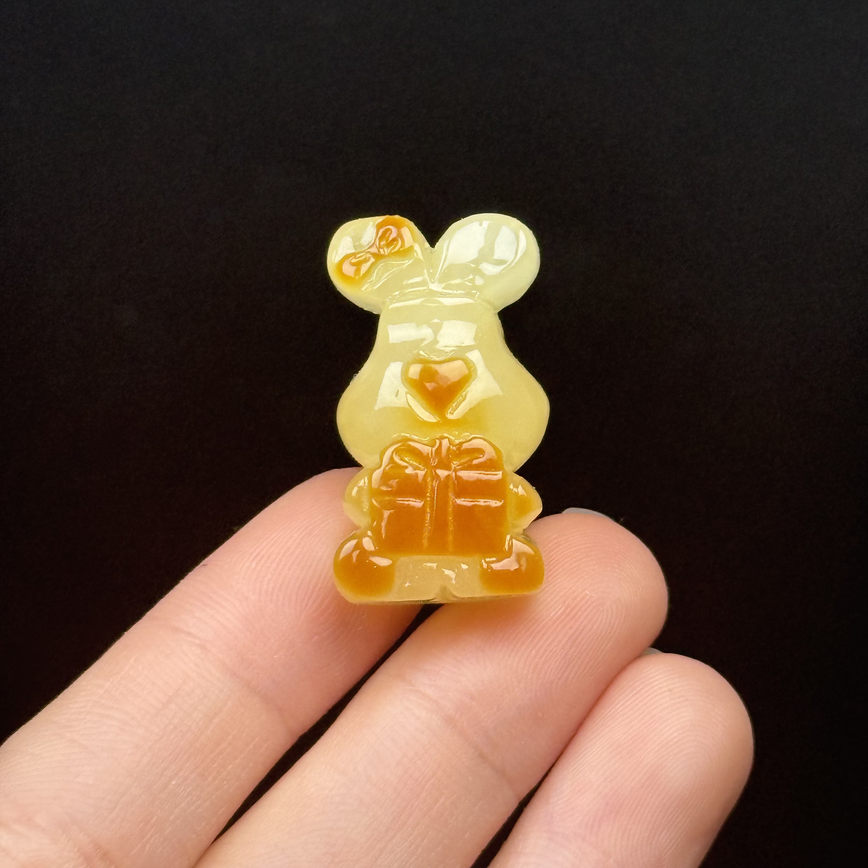 K9508天然原矿蜜蜡 雕刻小熊15*28*13mm 支持鉴定假一罚十